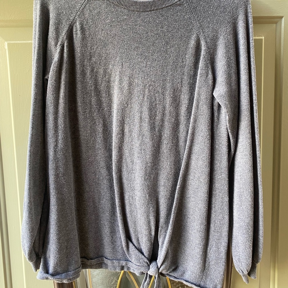 Adorable grey sweater. Side knot on bottom makes it extra cute! Size M